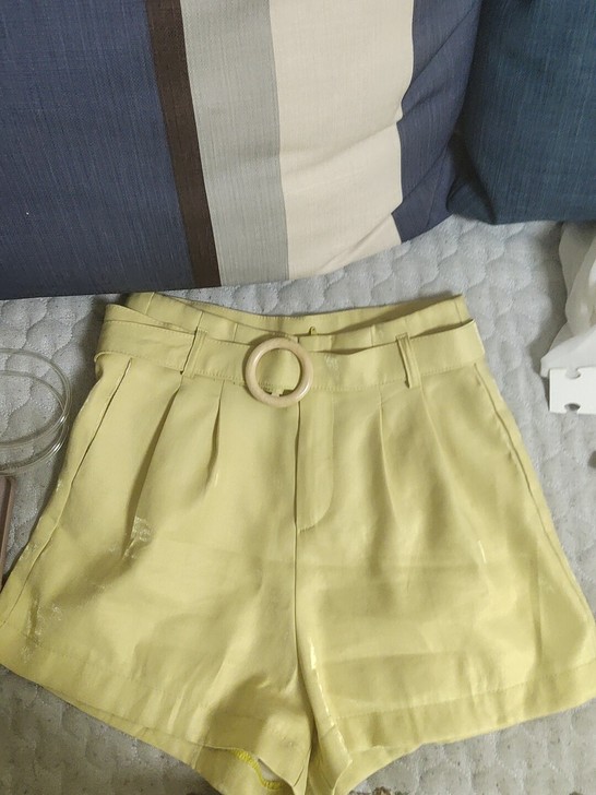 黄色夏季短裤  穿过一次    很显腿长