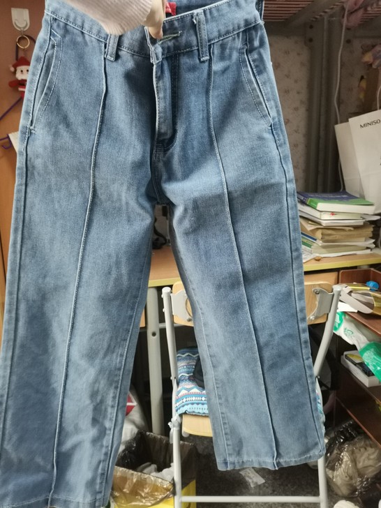牛仔裤，宽松阔腿裤，版型很好。