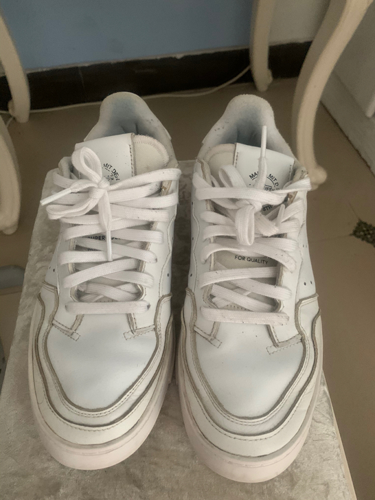 阿迪达斯真皮小白鞋