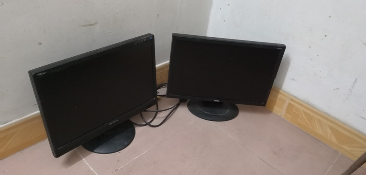 电脑显示器，显示正常，色彩正常，除了有条纹...