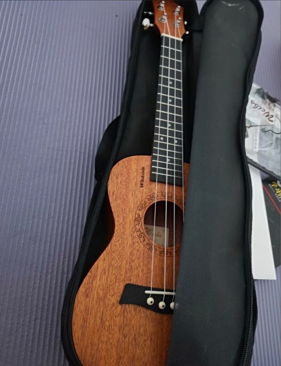 全新尤克里里小吉他乐器原价300多的全新乌...