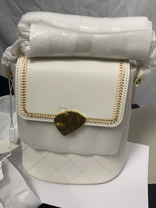 全新马克华菲女士斜挎包。未拆封。小巧好看背...