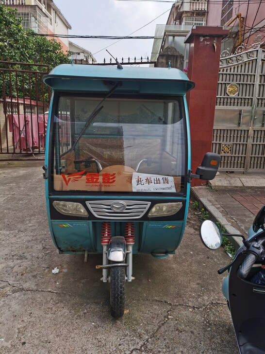 金彭二手三轮车，四个刚换的水电瓶，原装驾驶...