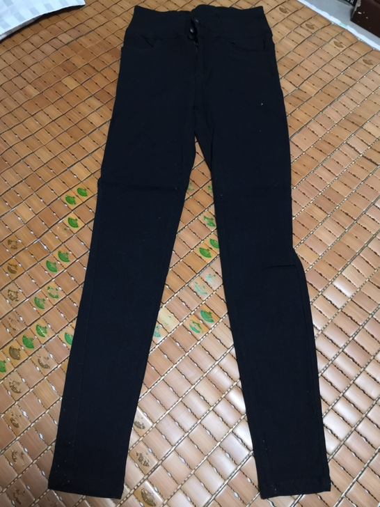 摩奥实体店购入，薄款黑色外裤，有弹性，面料...