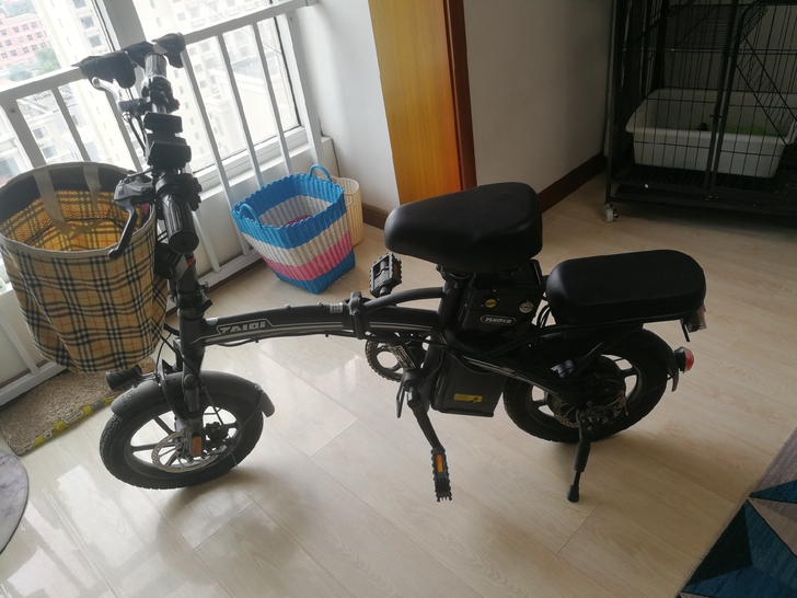 哈啰车服泰麟折叠电动车,买了一年,一共骑了...