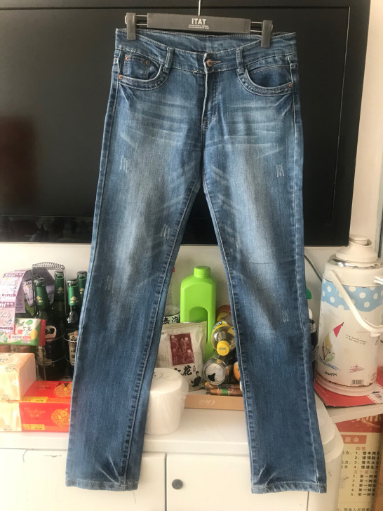 九成新以上牛仔裤，颜色如图，尺码31，原价...