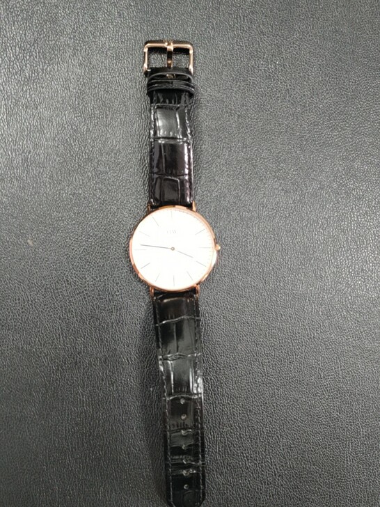 表盘无划痕，才换了头层小牛皮新表带。正品D...