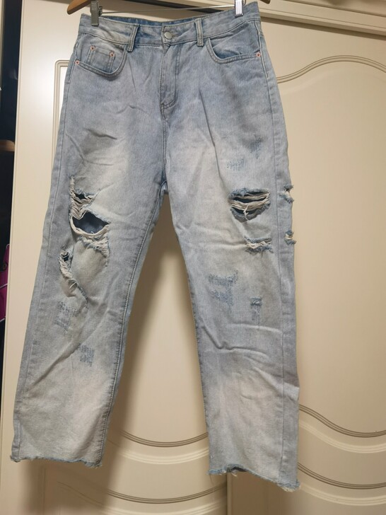 浅蓝色女款高腰破洞牛仔裤直筒宽松款