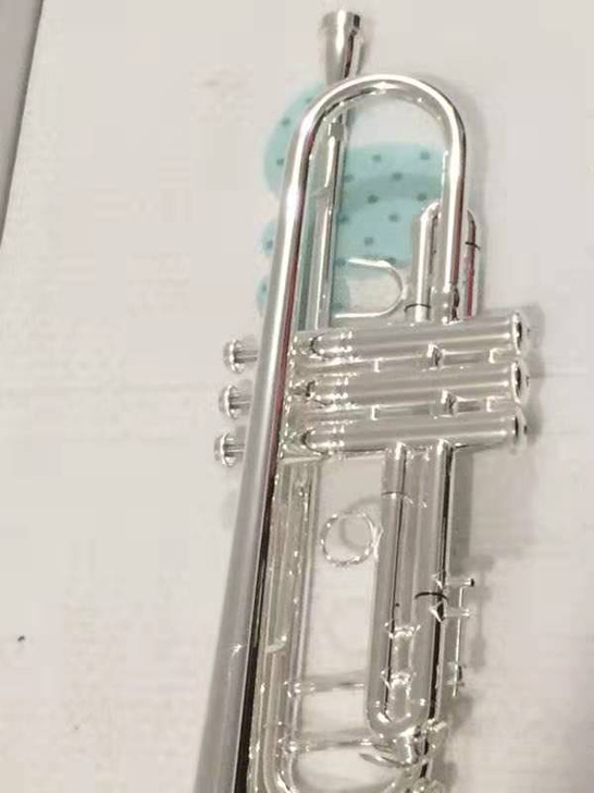 法国高端镀银小号,外观漂亮,音色纯正。做工...