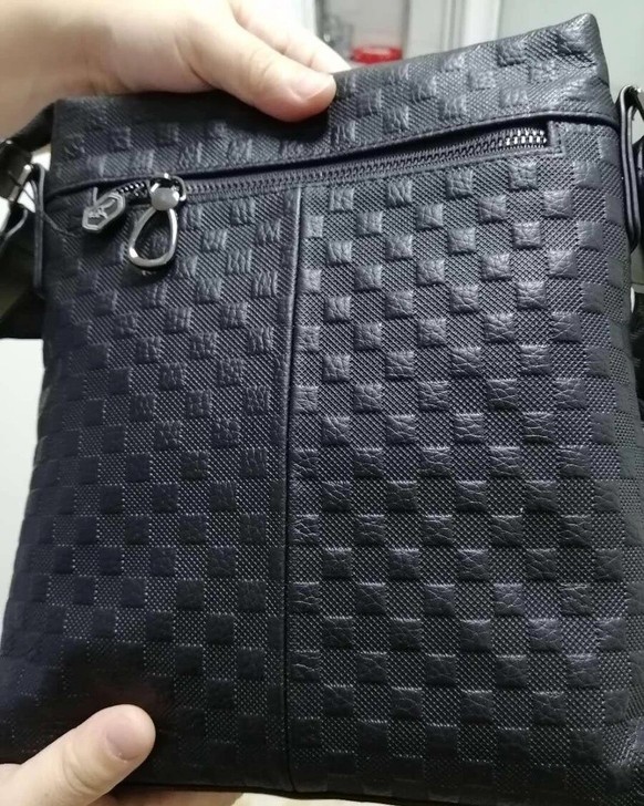 低价出手一个袋鼠单肩斜挎包，全新闲置半年多...