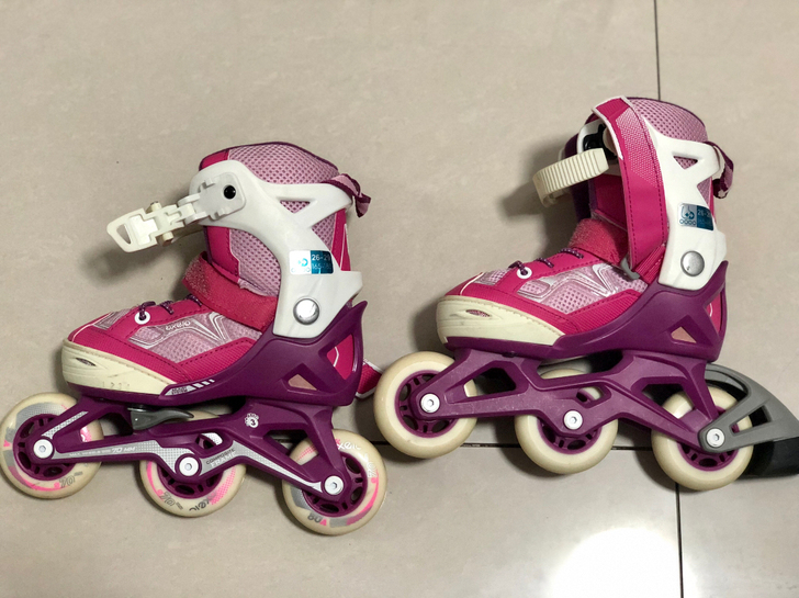 迪卡侬儿童单排轮滑鞋 粉色 带黑色包 九成...