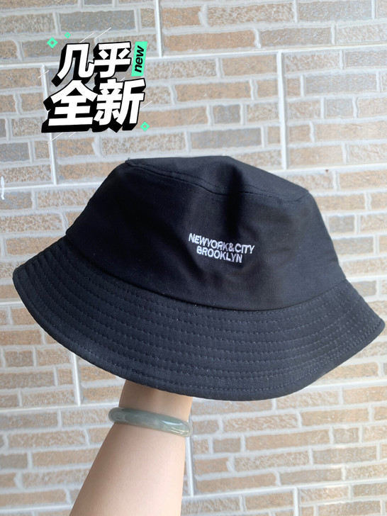 女生黑色渔夫帽