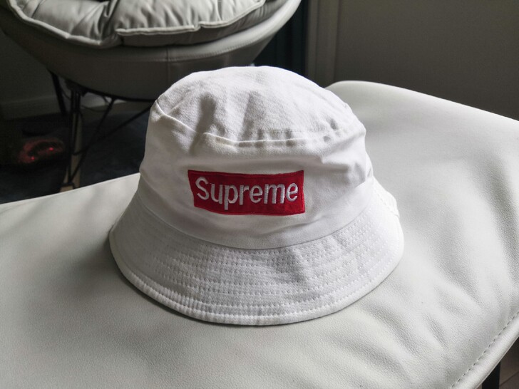 supreme白色渔夫帽,八成新,没带过几...