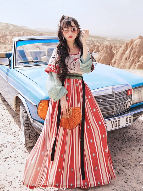 【十三余 小豆蔻儿】[莫愁] 刺绣坦领半臂...