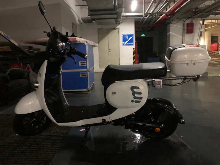 绿源锂电电动车 9.5新 没电池 位置香雪...