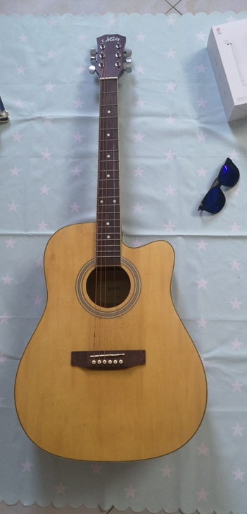 （没有啦，卖掉了）吉他，两根琴弦断了，需要...