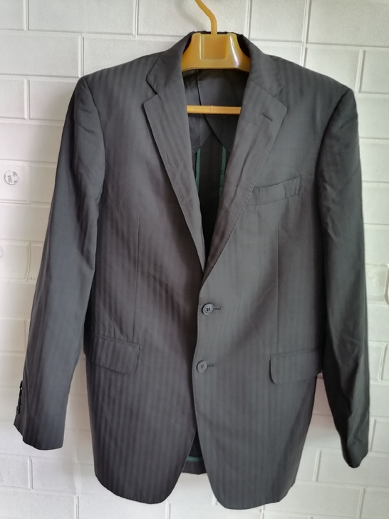 DONA棕色条纹西服。双扣单开叉修身西服，...