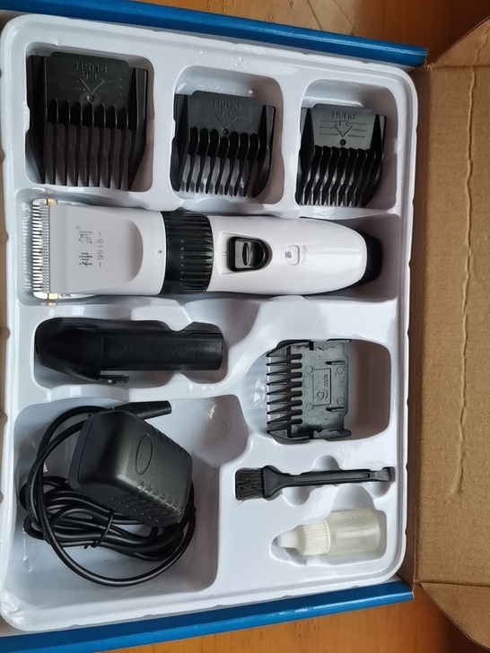 专业电动理发器,轻微使用痕迹,全套双电池。...