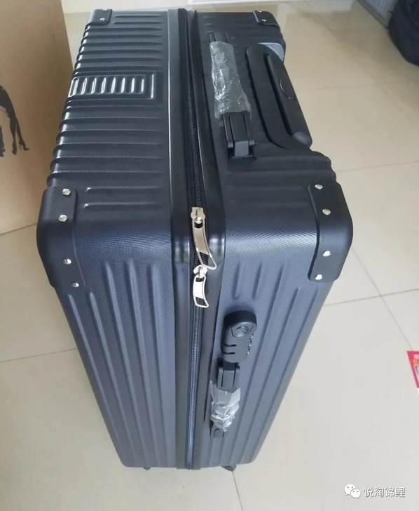 最近搬家了  还剩下一个旅行箱  全新未拆封
