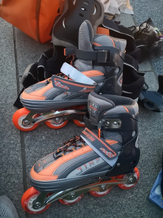 成人轮滑鞋39-42尺码,限自提,送护具