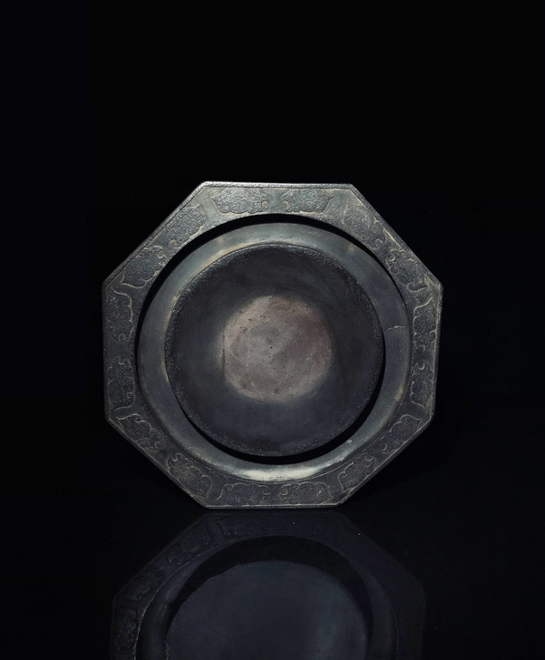 端砚，八角形。砚形古朴典雅，石色紫红，线条...