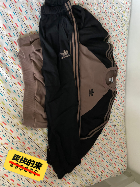 adidas薄款 就试穿过 毕业了拿不回去...