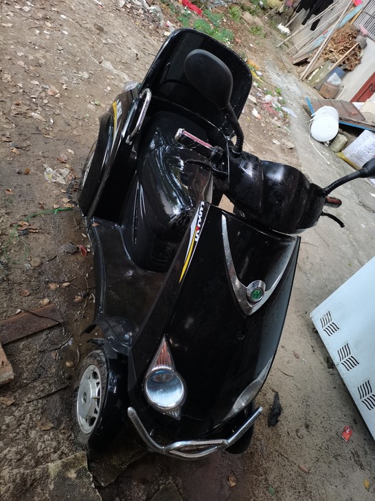 老年代步车，四轮电动车，跑的慢，能拉。很少...