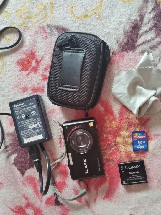 松下原装数码相机，保存完好没有瑕疵，外观象...