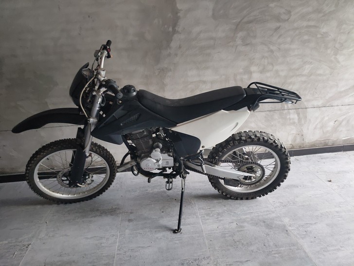 海陵HL250GY-B越野两轮摩托车。状态...