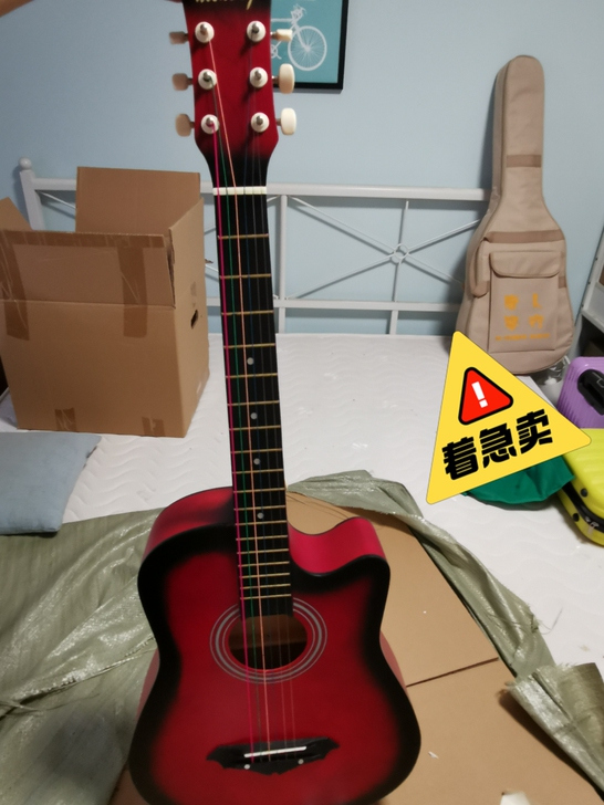 吉他是什么牌子的不清楚,房东给的,说几百块...