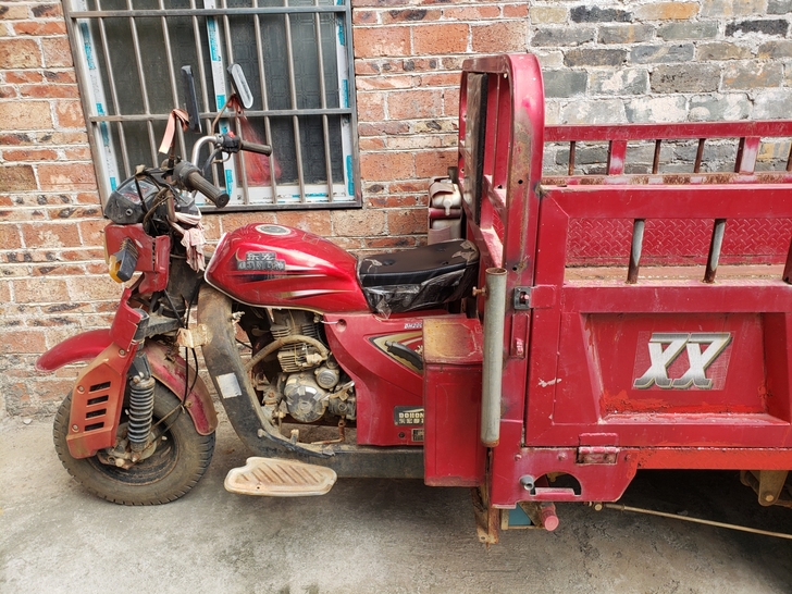 三轮摩托车200c水冷车厢1.3*2.2，...