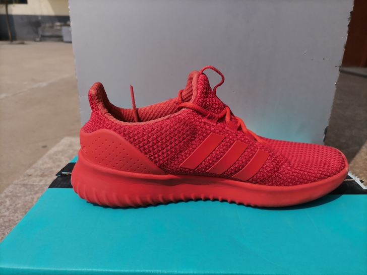 正品阿迪达斯运动鞋（非正包退）