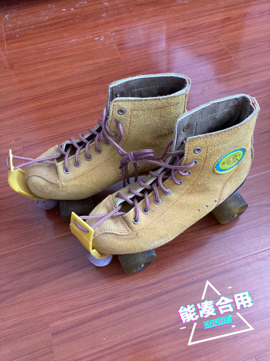 双排轮旱冰鞋,尺寸41,鞋面较新,底部有使...