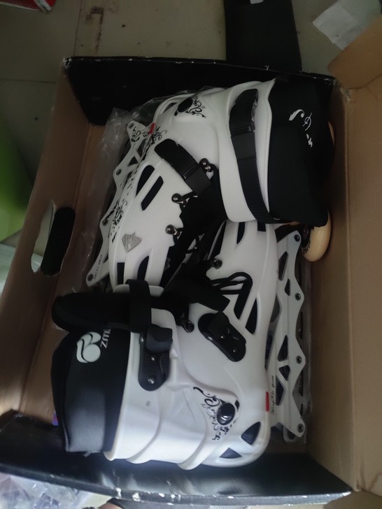 寝室当时上课买的结果没穿过几回，能换冰刀能...