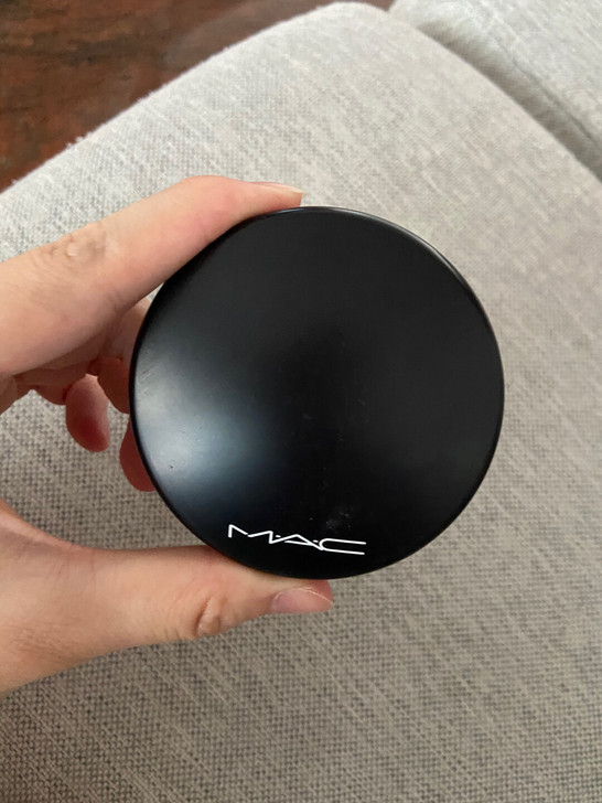 Mac 修容饼   还剩很多。已过保质期。