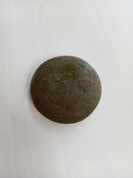 小山溪石,扁圆形像围棋黑子,名《天元》尺寸...