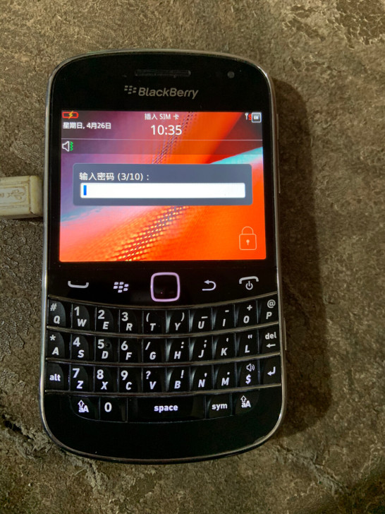 黑莓经典手机。开机输入密码，密码忘记了得刷...