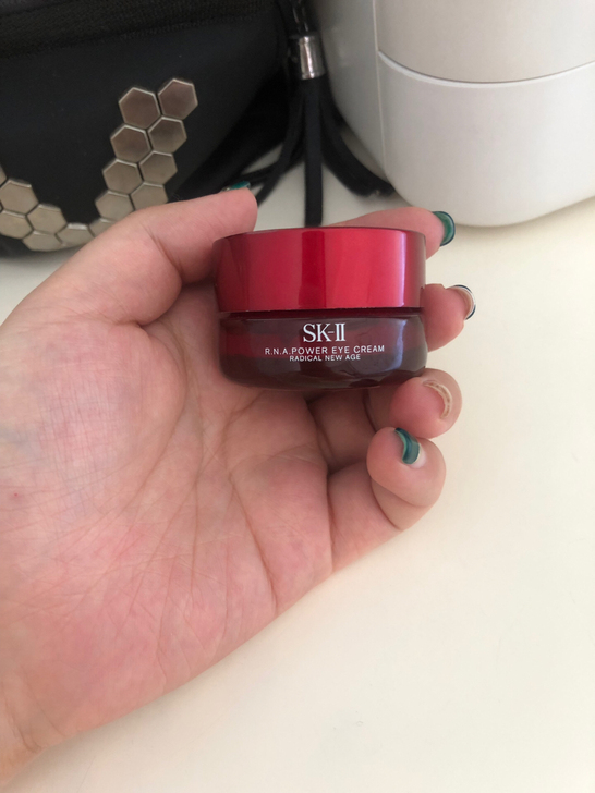 SK眼霜，瓶盖有一点点磕了