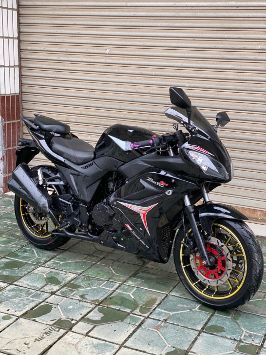 地平线r1款摩托车街车趴赛   车子只有几...