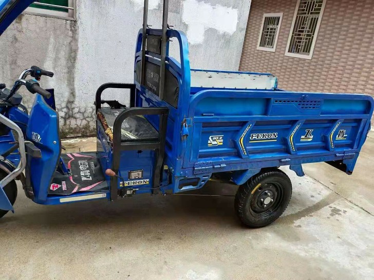 本人转让台60伏电动三轮车 五个电池 电池...