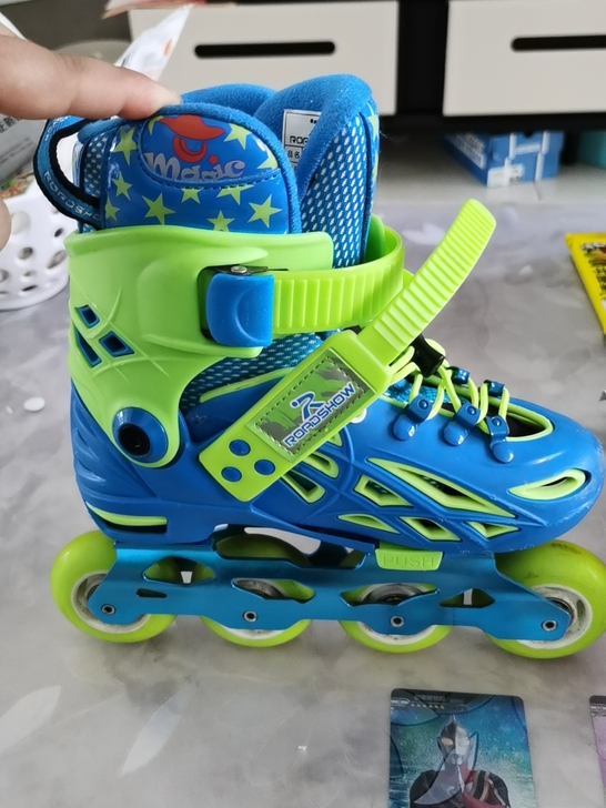 孩子学轮滑在轮滑买的，当时四百多买的，现在...