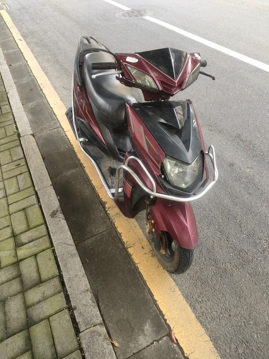125踏板车，车况还好，灯表齐全，前后新轮...