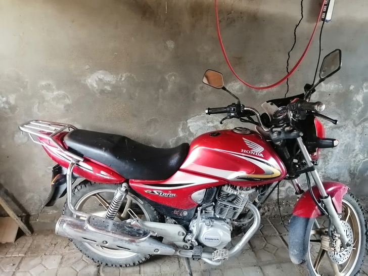 本田摩托车，有手续，一万多公里  ，灯都好...