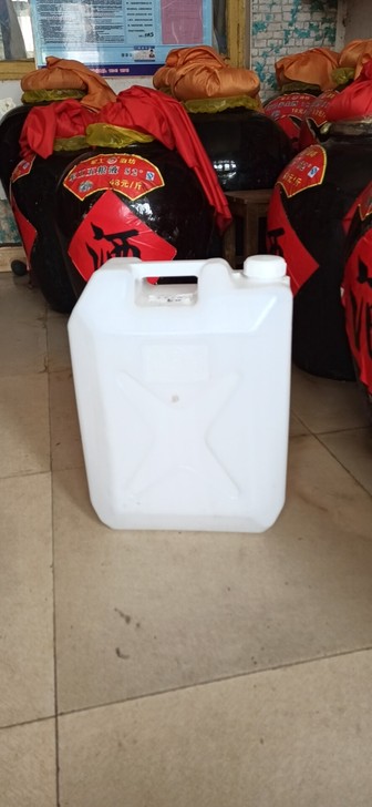 装散酒用的塑料桶,25L,盛水50斤左右,...