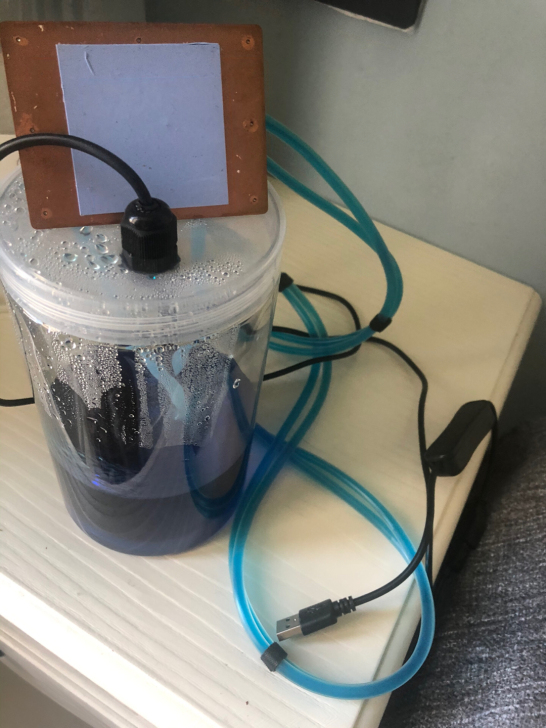 手机水冷，降温效果非常好，玩吃鸡和王者一点...