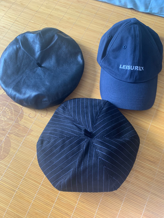 贝雷帽皮的，几乎全新.皮质很软。实体店购入...
