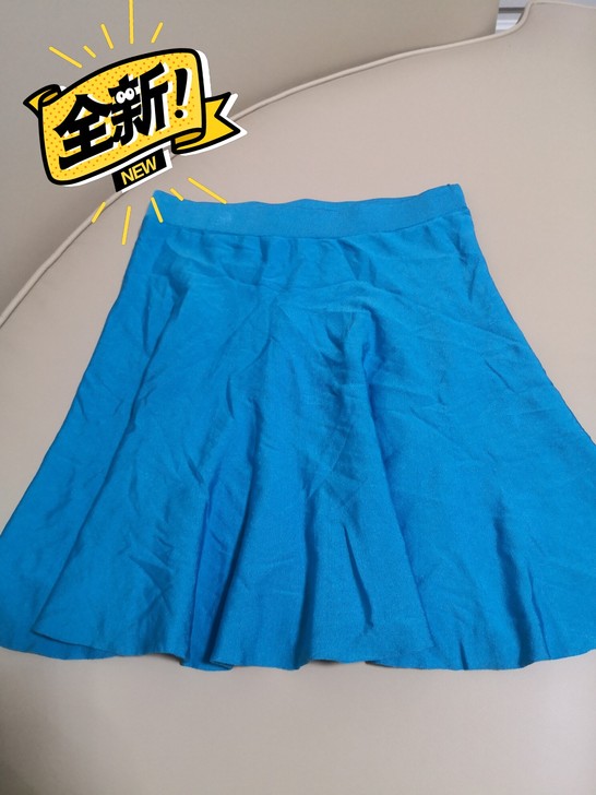全新超百搭的一款裙子,S码,料子非常高级并...
