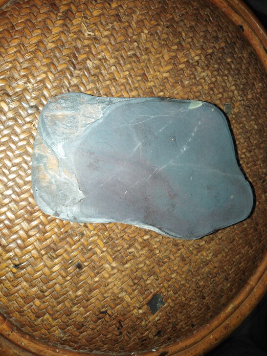 端砚麻子坑砚石料如图，