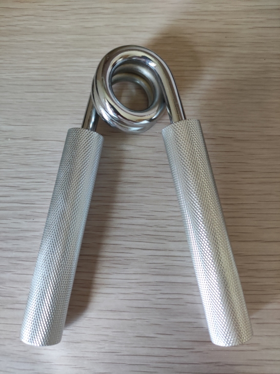 银色300磅握力器