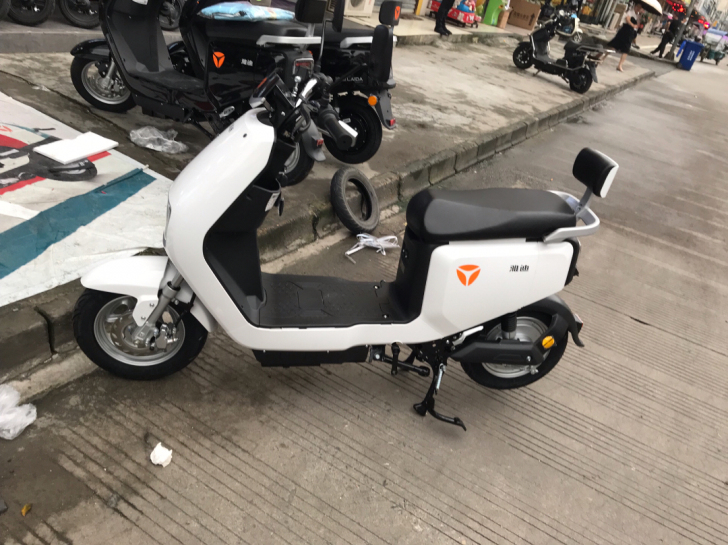 雅迪欧博电动车，48V24A锂电池，充一次...